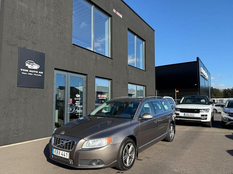 Grå Begagnad 2009 Volvo V70 Momentum Kombi | 69 000 kr (Marknadspris) - Bild 1/4
