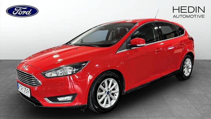 Röd Begagnad 2017 Ford Focus Titanium Halvkombi | 125 000 kr (Marknadspris) - Bild 1/4