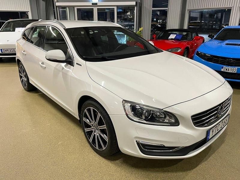 Vit Begagnad 2018 Volvo V60 Summum Kombi | 228 800 kr (Bra pris) - Bild 1/4