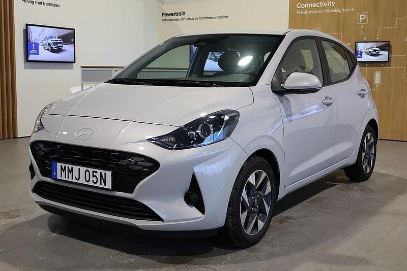Grå Begagnad 2024 Hyundai i10 Halvkombi | 154 900 kr (Marknadspris) - Bild 1/2