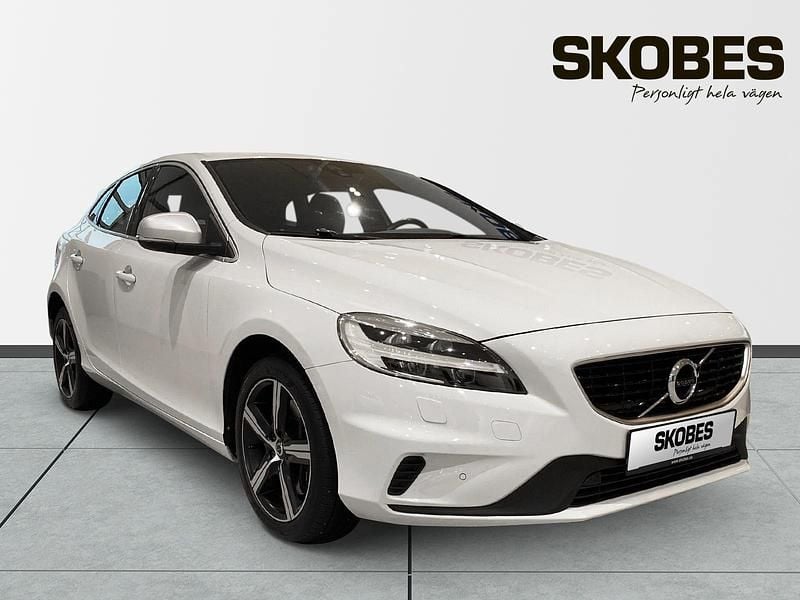 Vit Begagnad 2019 Volvo V40 R-Design Halvkombi | 228 600 kr (Marknadspris) - Bild 1/3