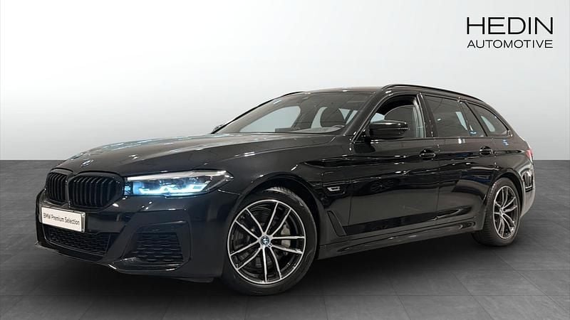 Svart (black) Begagnad 2023 BMW 530e M Sport Kombi | 414 700 kr (Marknadspris) - Bild 1/4