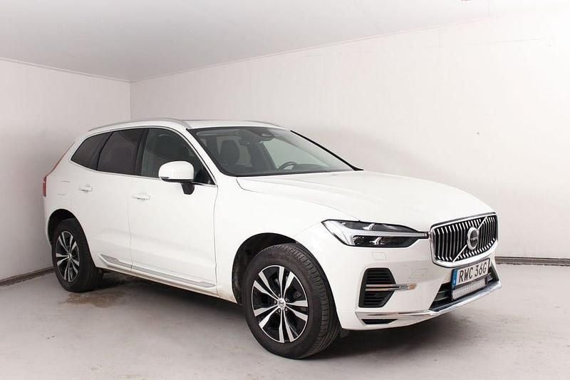 Begagnad Volvo XC60 Momentum 340 HK (250 kW) 2022 Vit SUV