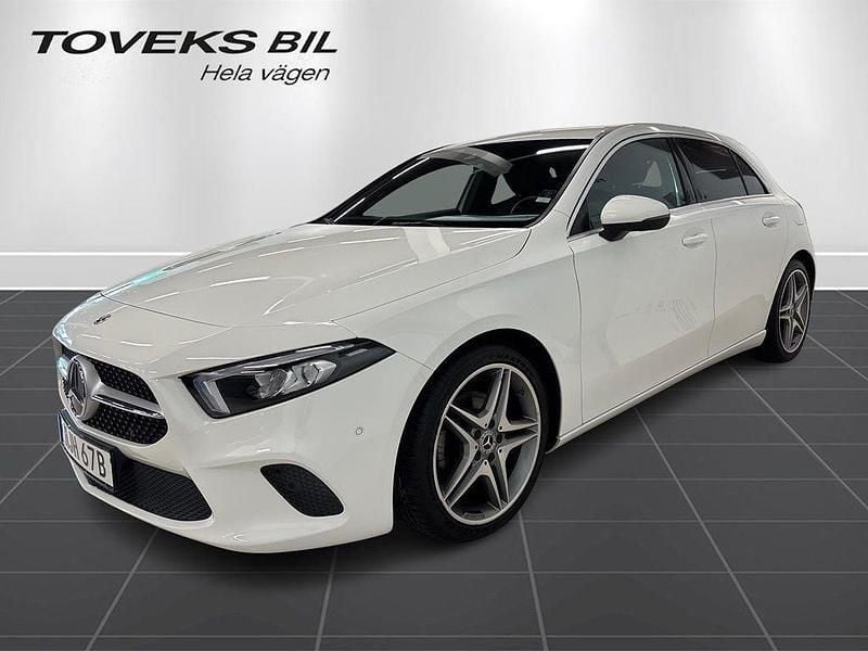Vit Begagnad 2019 Mercedes A180 Halvkombi | 235 000 kr (Marknadspris) - Bild 1/4