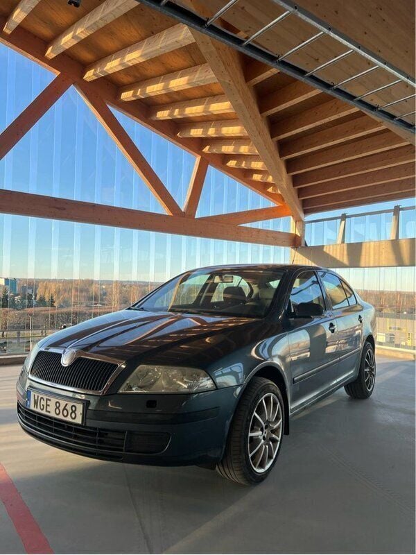 Grå Begagnad 2005 Skoda Octavia Halvkombi | 18 000 kr (Marknadspris) - Bild 1/4