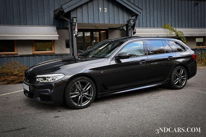 Grå Begagnad 2019 BMW 520 M Sport Kombi | 349 900 kr (Dyr) - Bild 1/4