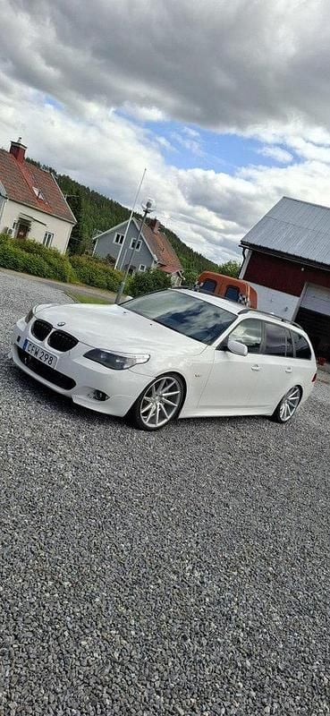 Vit Begagnad 2007 BMW 525 M Sport Kombi | 95 000 kr - Bild 1/3