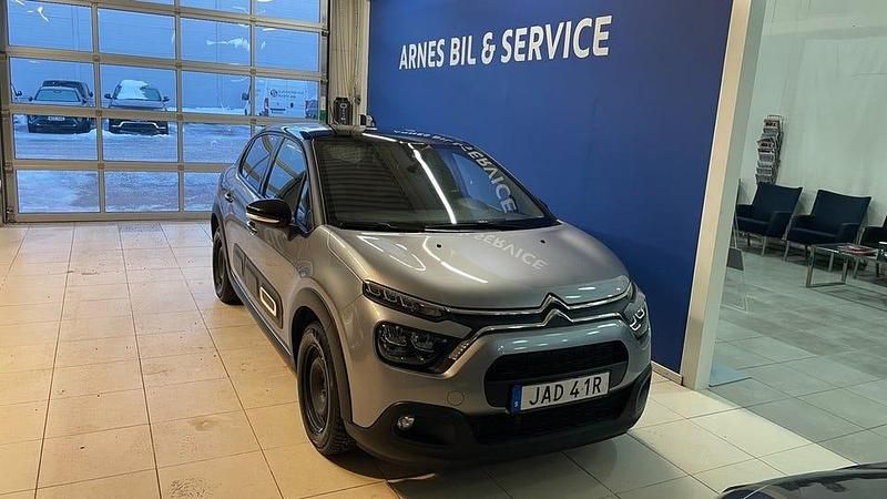 Grå Begagnad 2023 Citroën C3 PureTech Halvkombi | 139 902 kr (Marknadspris) - Bild 1/4