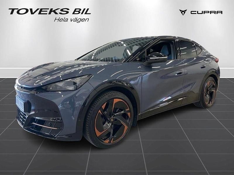 Mörkblå (tavascan blue metallic) Begagnad 2024 Cupra Tavascan VZ3 SUV | 579 900 kr (Marknadspris) - Bild 1/4