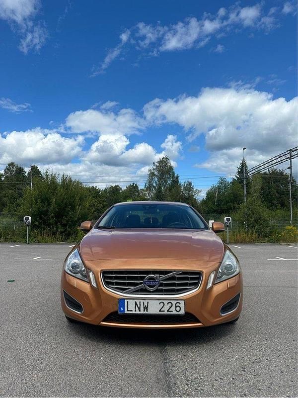 Brun Begagnad 2011 Volvo S60 Momentum Sedan | 51 000 kr (Dyr) - Bild 1/4