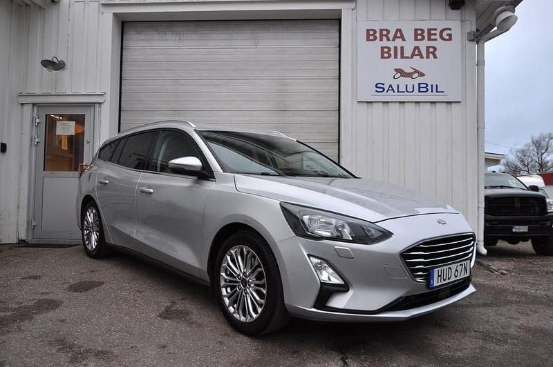 Grå Begagnad 2021 Ford Focus Titanium Kombi | 159 000 kr (Marknadspris) - Bild 1/4