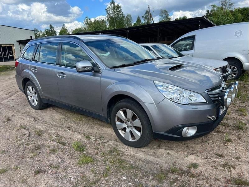 Silver Begagnad 2010 Subaru Outback SUV | 15 000 kr - Bild 1/4