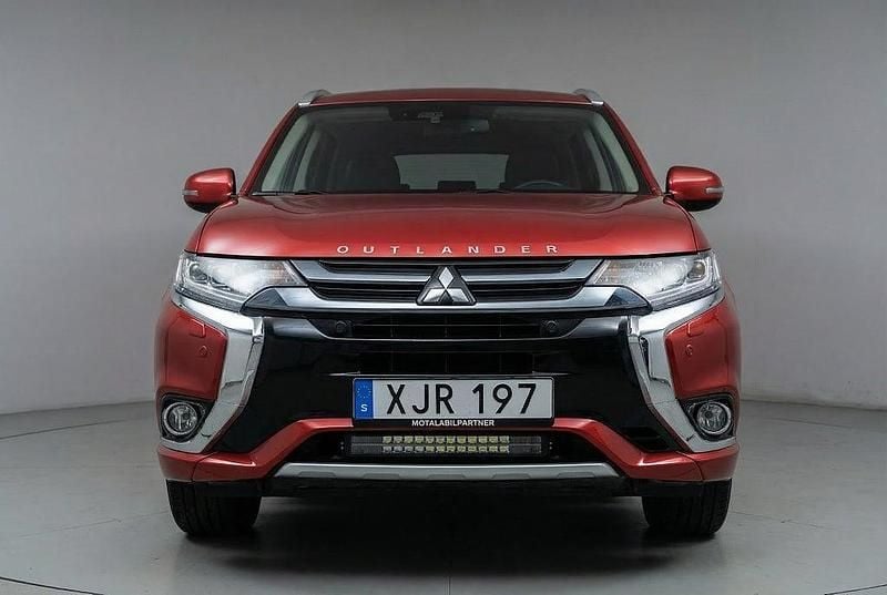 Begagnad Mitsubishi Outlander P-HEV 121 HK (88 kW) 2018 Röd SUV