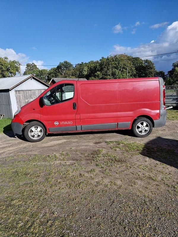 Röd Begagnad 2012 Opel Vivaro Van | 25 000 kr - Bild 1/4