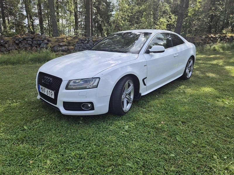 Vit Begagnad 2011 Audi A5 Comfort Sportkupé | 104 000 kr (Lite dyr) - Bild 1/4
