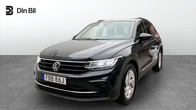 Grå Begagnad 2022 VW Tiguan SUV | 269 900 kr (Marknadspris) - Bild 1/4
