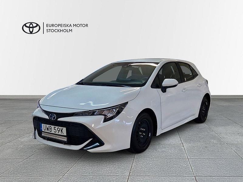 Vit Begagnad 2020 Toyota Corolla Halvkombi | 204 900 kr (Marknadspris) - Bild 1/4