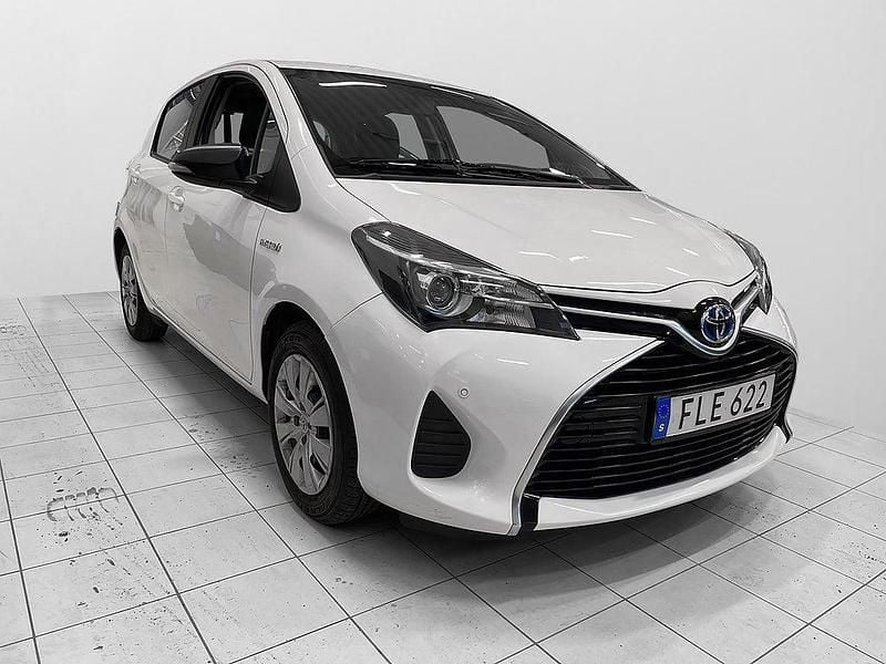 Begagnad Toyota Yaris Hybrid Active 101 HK (74 kW) 2015 Vit Halvkombi