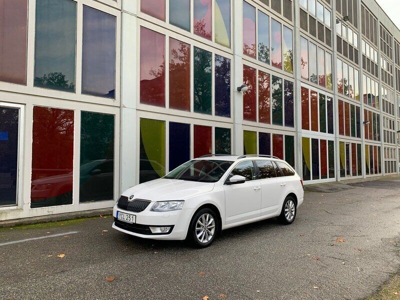 Vit Begagnad 2016 Skoda Octavia Ambition Kombi | 144 500 kr (Lite dyr) - Bild 1/4