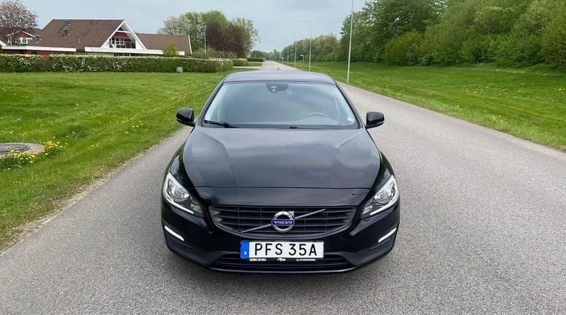 Svart Begagnad 2017 Volvo V60 Kinetic Kombi | 125 000 kr (Superpris) - Bild 1/4