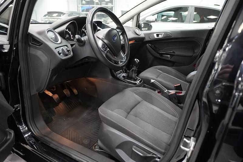 Begagnad Ford Fiesta 80 HK (58 kW) 2016 Svart Halvkombi