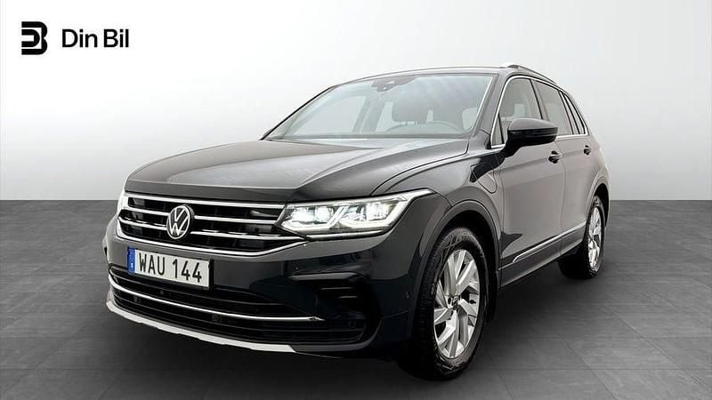 Grå Begagnad 2023 VW Tiguan Elegance SUV | 369 900 kr (Marknadspris) - Bild 1/4