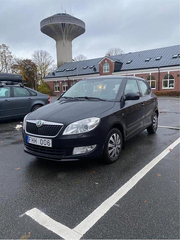 Svart Begagnad 2011 Skoda Fabia Halvkombi | 25 000 kr (Dyr) - Bild 1/4