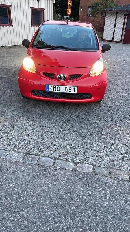 Röd Begagnad 2009 Toyota Aygo Halvkombi | 27 000 kr (Marknadspris) - Bild 1/4