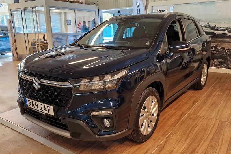 Blå Begagnad 2023 Suzuki SX4 S-Cross SUV | 259 900 kr (Marknadspris) - Bild 1/4