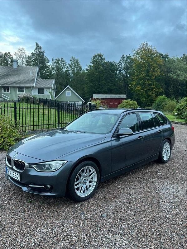 Grå Begagnad 2014 BMW 320 Sport Line Kombi | 117 500 kr (Marknadspris) - Bild 1/4