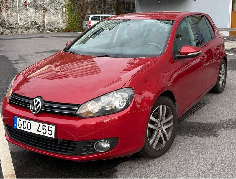 Röd Begagnad 2011 VW Golf VI Halvkombi | 50 000 kr (Bra pris) - Bild 1/4