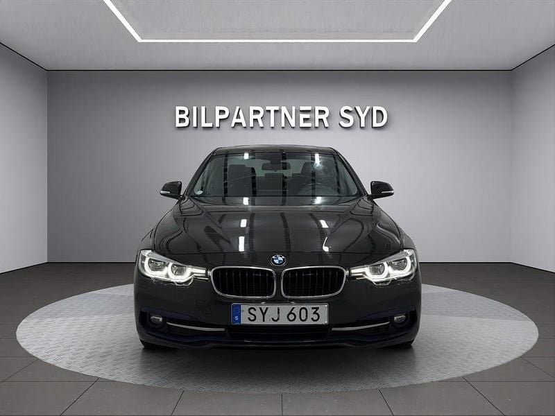 Brun Begagnad 2018 BMW 320 Sport Line Sedan | 194 900 kr (Bra pris) - Bild 1/4