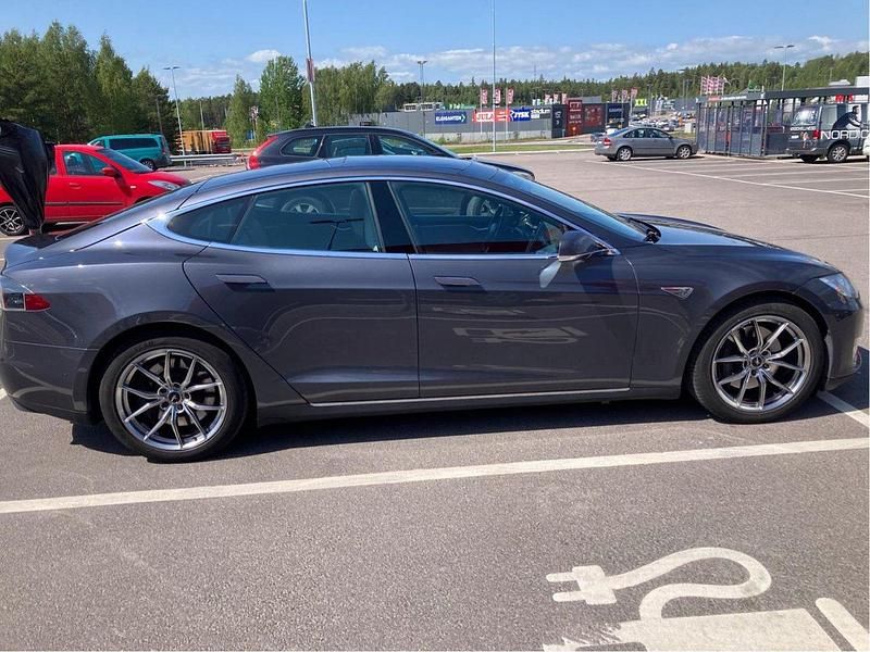 Grå Begagnad 2016 Tesla Model S Sedan | 245 000 kr - Bild 1/4
