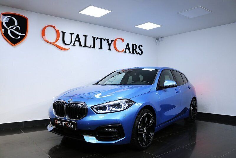 Blå Begagnad 2020 BMW 118 Sport Line Halvkombi | 209 000 kr (Marknadspris) - Bild 1/4