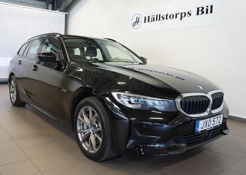Svart Begagnad 2022 BMW 330e Sport Line Kombi | 259 900 kr (Bra pris) - Bild 1/4