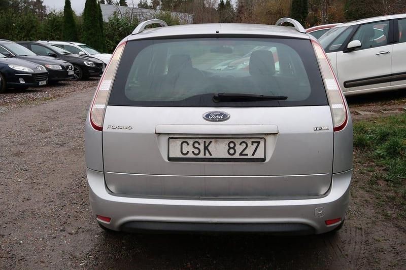 Begagnad Ford Focus 109 HK (80 kW) 2011 Silver Kombi