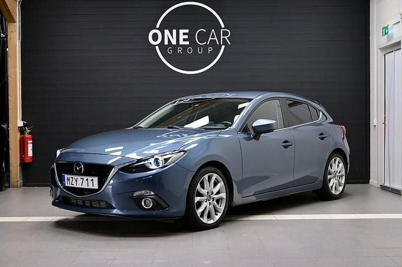 Blå Begagnad 2016 Mazda 3 Inclusive Halvkombi | 129 700 kr (Marknadspris) - Bild 1/4