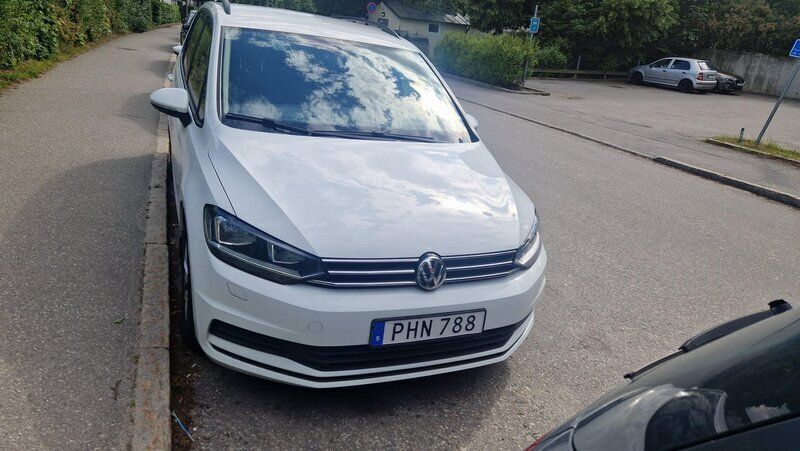 Vit Begagnad 2017 VW Touran Minibuss | 225 000 kr (Marknadspris) - Bild 1/4