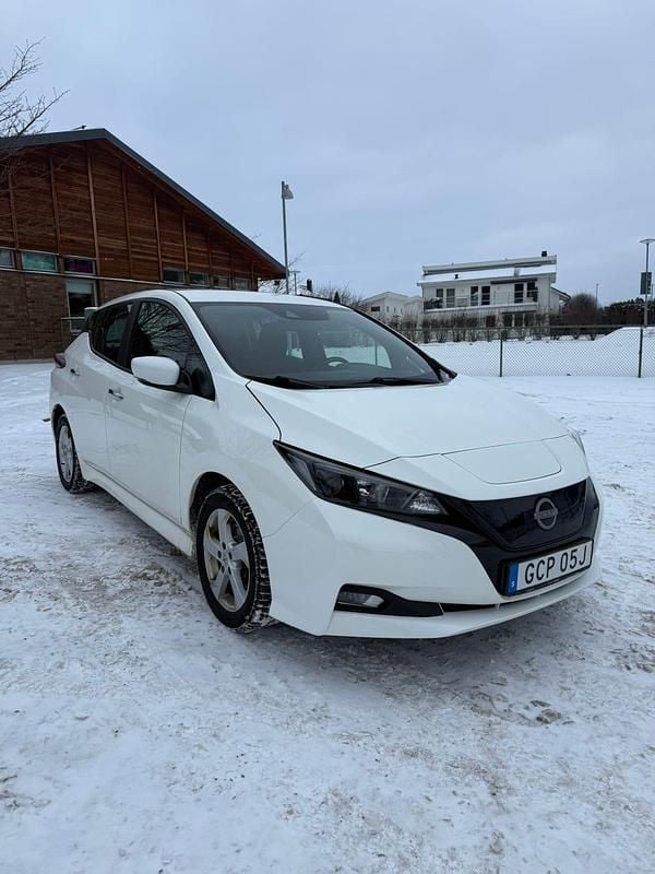 Begagnad 2022 Nissan Leaf Halvkombi | 159 800 kr (Marknadspris) - Bild 1/4
