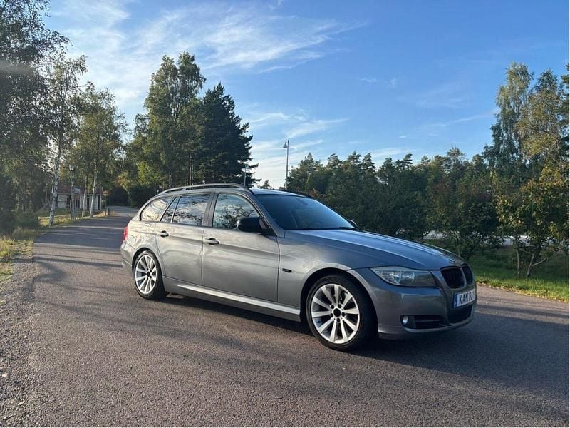 Grå Begagnad 2010 BMW 318 Comfort Edition Kombi | 52 000 kr (Marknadspris) - Bild 1/4