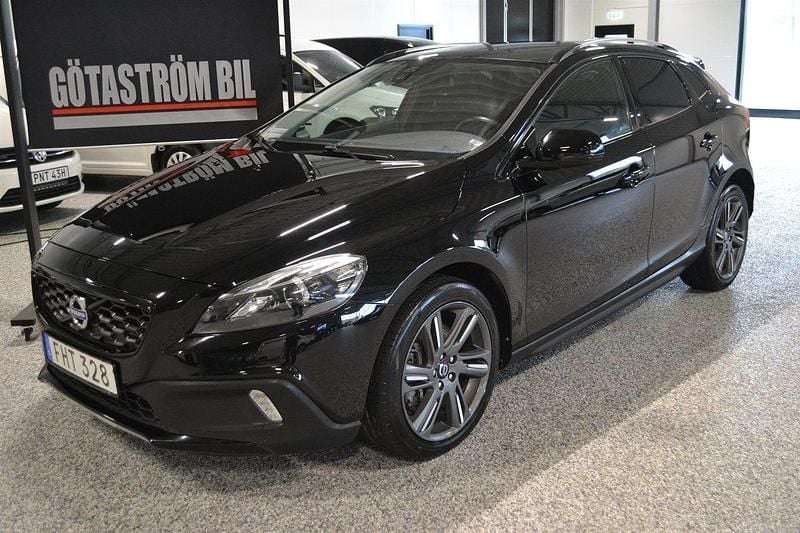 Svart Begagnad 2014 Volvo V40 CC Momentum Kombi | 145 000 kr (Marknadspris) - Bild 1/4
