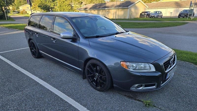 Grå Begagnad 2012 Volvo V70 R-Design Kombi | 95 000 kr (Bra pris) - Bild 1/4