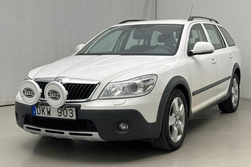 Vit Begagnad 2013 Skoda Octavia Scout Kombi | 59 000 kr (Superpris) - Bild 1/4