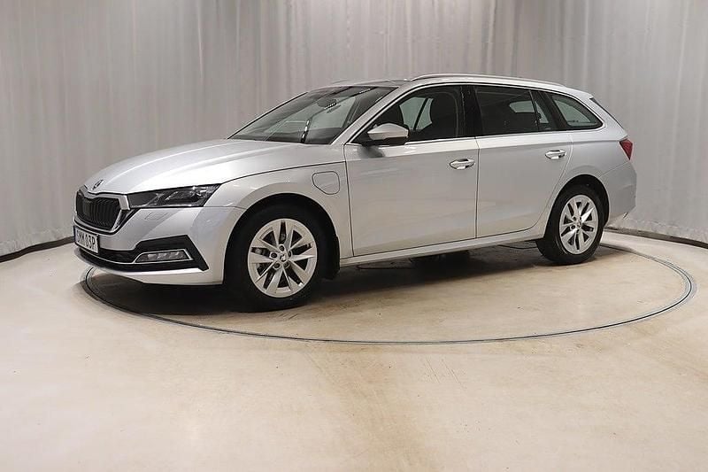 Silver Begagnad 2024 Skoda Octavia Style Kombi | 304 900 kr (Marknadspris) - Bild 1/4