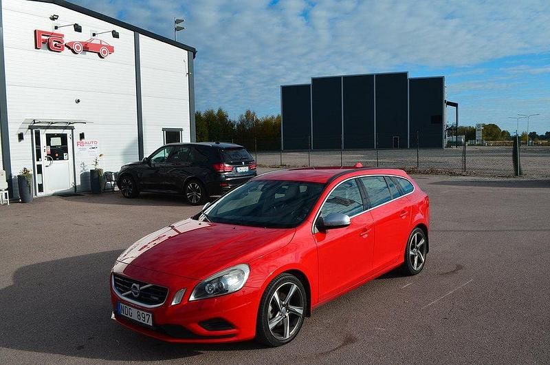 Röd Begagnad 2012 Volvo V60 R-Design Kombi | 104 900 kr (Marknadspris) - Bild 1/4