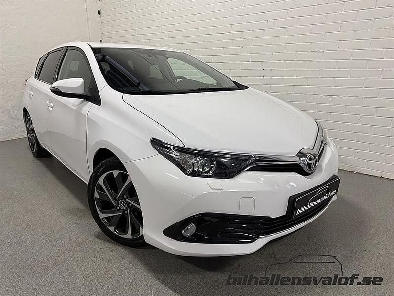 Begagnad Toyota Auris Active 116 HK (85 kW) 2016 Pure white Halvkombi