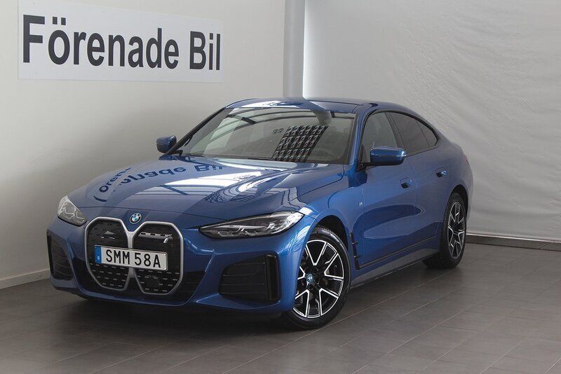 Blå (m portimo blå) Begagnad 2022 BMW i4 M Sport Sedan | 489 000 kr (Marknadspris) - Bild 1/4