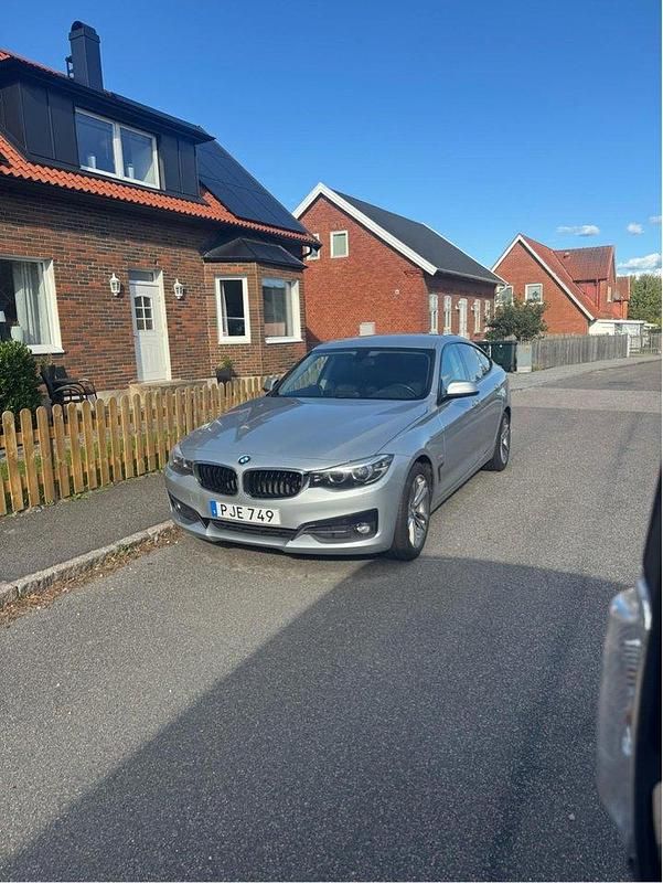 Silver Begagnad 2017 BMW 318 Gran Turismo Sport Line Halvkombi | 165 000 kr (Marknadspris) - Bild 1/4