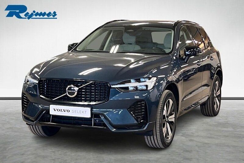 Mörkblå (denim blue metallic) Begagnad 2022 Volvo XC60 Plus SUV | 449 900 kr (Marknadspris) - Bild 1/4