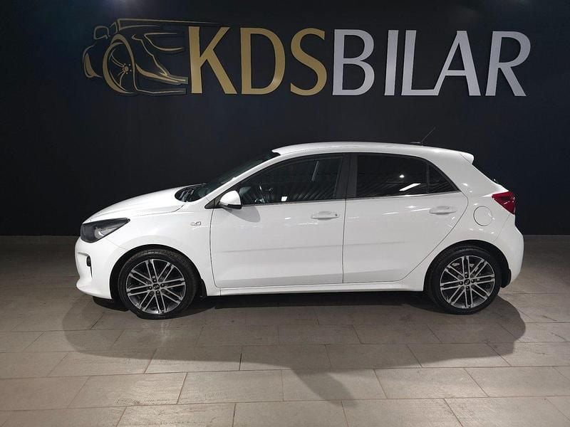Vit Begagnad 2017 Kia Rio Halvkombi | 79 900 kr (Marknadspris) - Bild 1/4